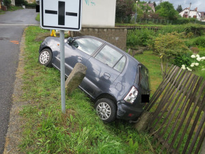 Senior nezvládl rozjíždění do kopce a naboural plot. Nadýchal přes 1,5 promile