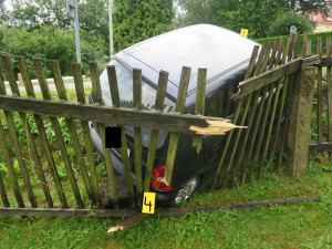 Senior nezvládl rozjíždění do kopce a naboural plot. Nadýchal přes 1,5 promile