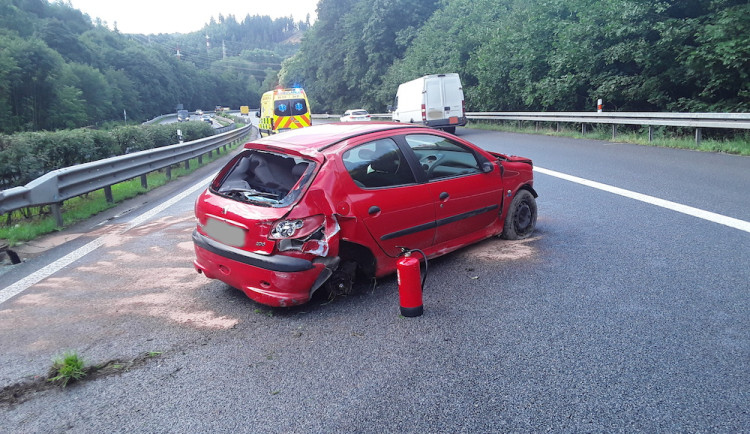 U Hodkovic na silnici 35 havarovalo auto. Jeden člověk se zranil