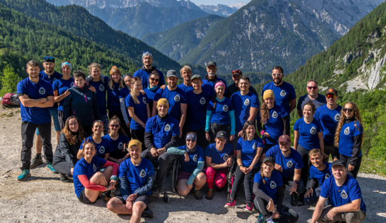 Expedice přes bariéry. Olomoučtí studenti doprovodili hendikepované do dolů i do hor