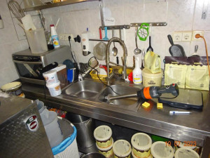 Dříve vyhlášenou zmrzlinárnu zavřela inspekce. Našla trus hlodavců i plesnivé potraviny