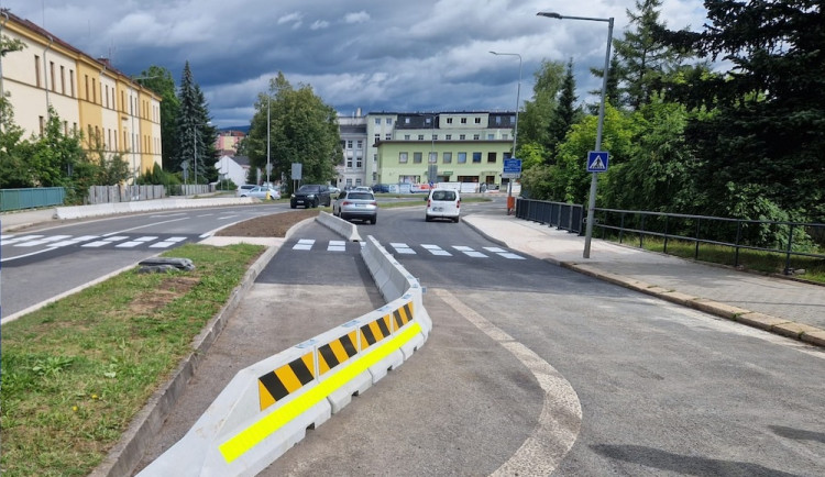 Rekonstruovaný most v Jablonci už je průjezdný. O dva týdny dříve