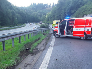 Další nehoda u Hodkovic. Srážka dvou aut uzavřela směr na Liberec