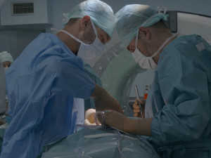 Liberečtí lékaři jsou mistry v operacích páteře, obhájili prestižní certifikát