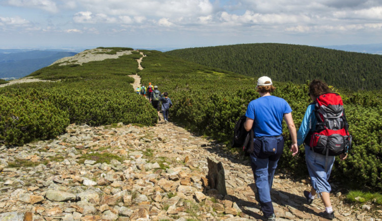 KRNAP doporučuje vyhnout se nejvytíženějším turistickým stezkám v Krkonoších