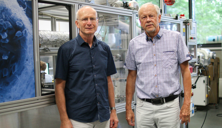 Vedoucí výzkumných týmů (zleva): David Lukáš z Katedry chemie Fakulty přírodovědně-humanitní a pedagogické TUL a Jaroslav Beran z Katedry textilních a jednoúčelových strojů Fakulty strojní TUL.