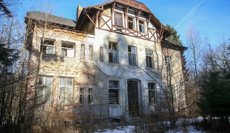 Zchátralý areál zámečku v Machníně stále hledá majitele. Liberec se ho pokusí znovu prodat