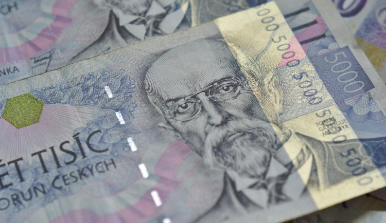 Ženě přišly na účet cizí peníze, bez zaváhání je utratila. Teď jí hrozí vězení