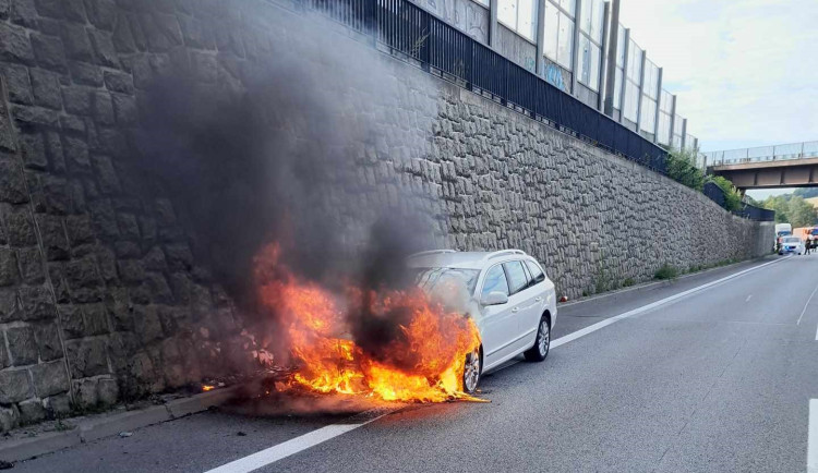 U Jeřmanic na rychlostce hořelo auto, likvidace následků brzdí dopravu
