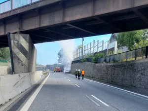 U Jeřmanic na rychlostce hořelo auto, likvidace následků brzdí dopravu