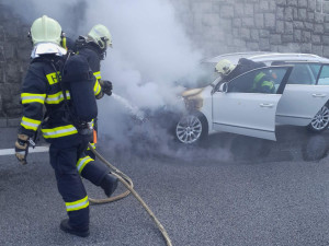 U Jeřmanic na rychlostce hořelo auto, likvidace následků brzdí dopravu