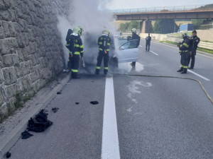 U Jeřmanic na rychlostce hořelo auto, likvidace následků brzdí dopravu