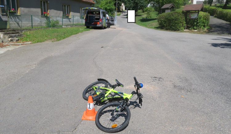 Dítě na kole narazilo do auta. Policie hledá řidiče