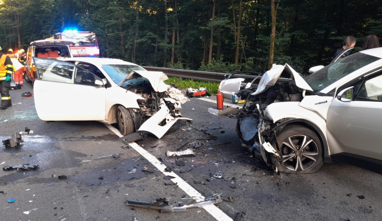 U Železného Brodu se čelně střetla dvě vozidla. Na místě zasahoval vrtulník