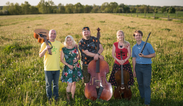 Folková skupina Bonsai č.3 vydává album Hořká letní noc. Při koncertu oslaví 25 let