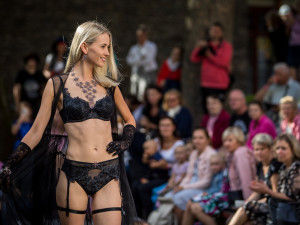 Oslavy české bižuterie a módy. Křehkou krásu navštívila i první dáma