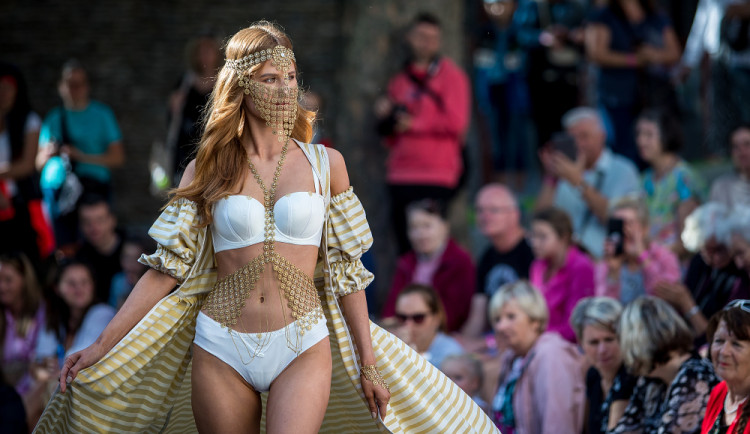 Oslavy české bižuterie a módy. Křehkou krásu navštívila i první dáma