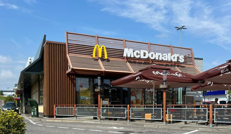 McDonald´s u Globusu slaví desáté výročí. Přijďte na oslavu a pro dárek, legendární Big Mac zdarma