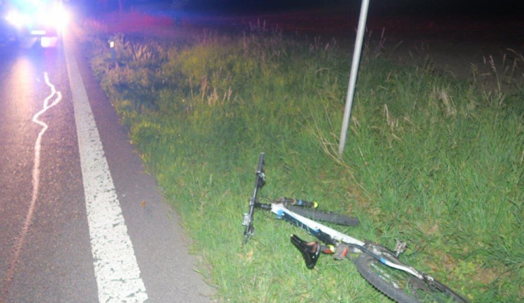 Cyklista po srážce s autem spadl do příkopu. Nadýchal skoro dvě a půl promile