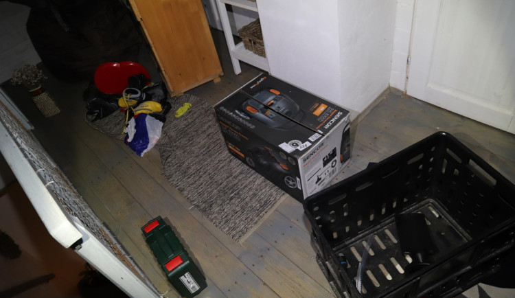 Půl roku vykrádali rodinné domy i chaty. Na veterinu si přišli pro peníze za léčení psa