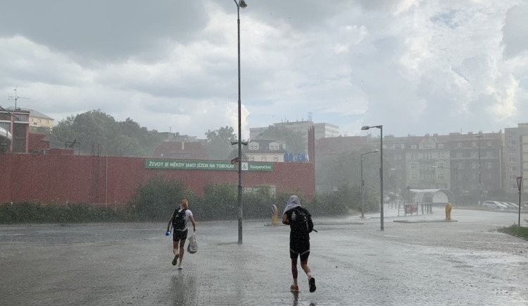 Liberec spláchl přívalový déšť, řidiči u muzea při průjezdu lagunou ztráceli poznávací značky