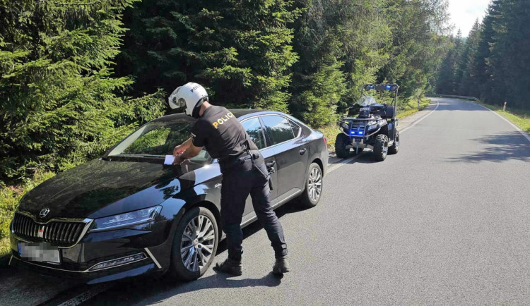 Motoristé parkují u vodní nádrže Souš mimo vyhrazená místa. Nebudeme to tolerovat, vzkazují policisté