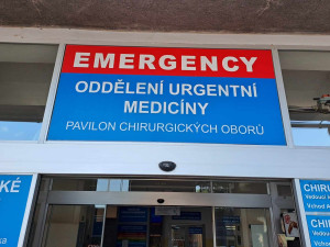 Opilci ničí urgent nemocnice a napadají záchranáře. Situace je čím dál horší