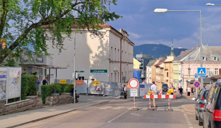 Uzavírka Husovy ulice se protáhne.