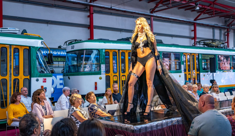 Chybět nebude módní přehlídka v tramvajovém depu.