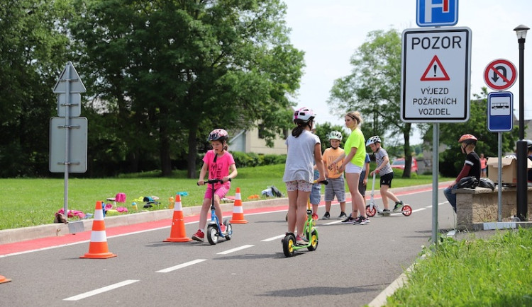 Děti se po prázdninách vracejí do škol. Rodiče by měli školáka na cestu připravit, motoristé zvýšit pozornost