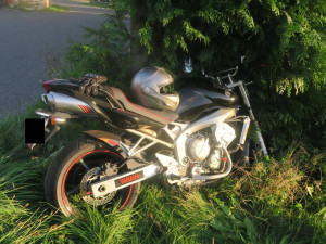 Řidič osobáku nedal přednost motorce, její řidič skončil v nemocnici