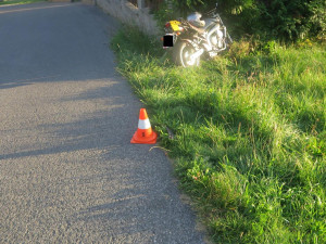 Řidič osobáku nedal přednost motorce, její řidič skončil v nemocnici