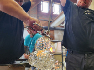 V Kavárně Pošta ve světové premiéře uvidíte filmové sklo z hitu Glass Onion