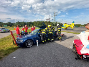 Na autodromu v Sosnové havarovalo auto, zraněného transportoval vrtulník