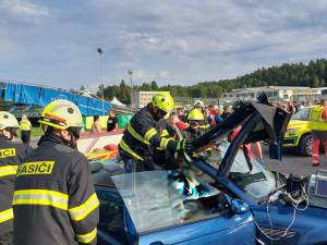 Na autodromu v Sosnové havarovalo auto, zraněného transportoval vrtulník