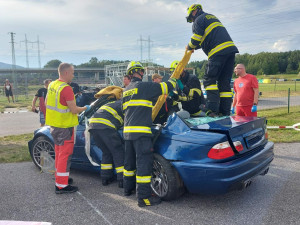 Na autodromu v Sosnové havarovalo auto, zraněného transportoval vrtulník