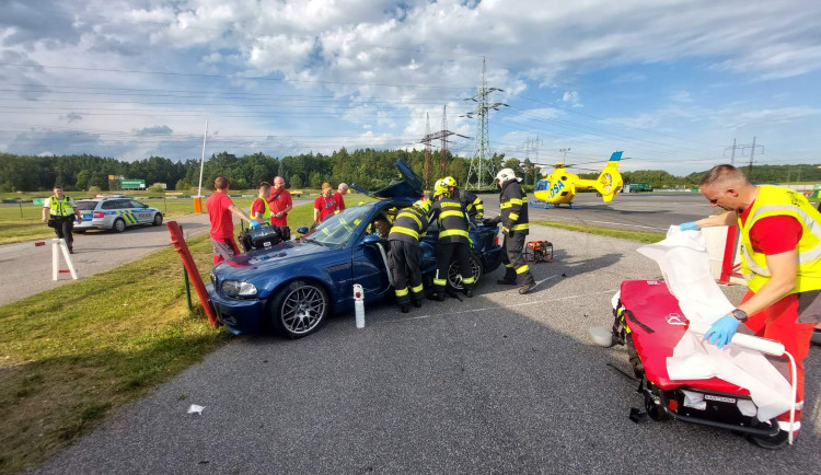 Na autodromu v Sosnové havarovalo auto, zraněného transportoval vrtulník