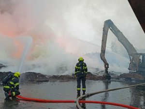 Hasiči z Libereckého kraje pomáhají kolegům s obrovským požárem pražců v Tisové
