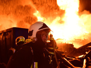 Hasiči z Libereckého kraje pomáhají kolegům s obrovským požárem pražců v Tisové