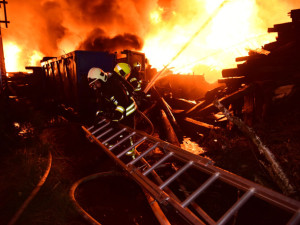Hasiči z Libereckého kraje pomáhají kolegům s obrovským požárem pražců v Tisové