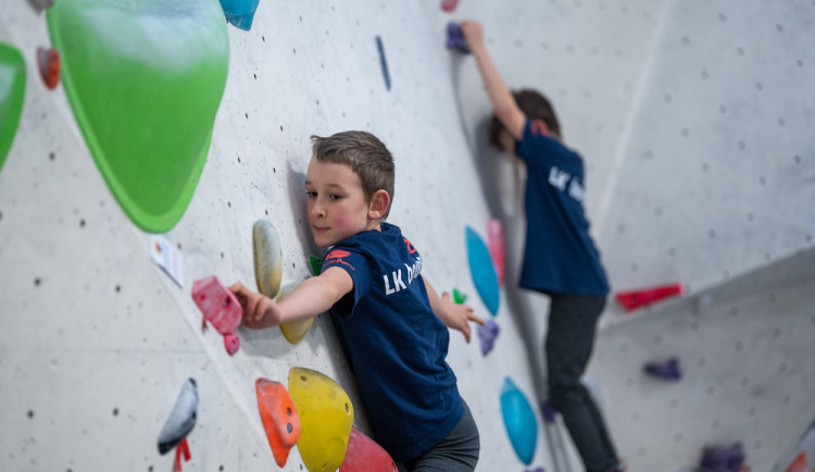 Lezení je přirozený pohyb. Klub LK Boulder láká děti na moderní sport
