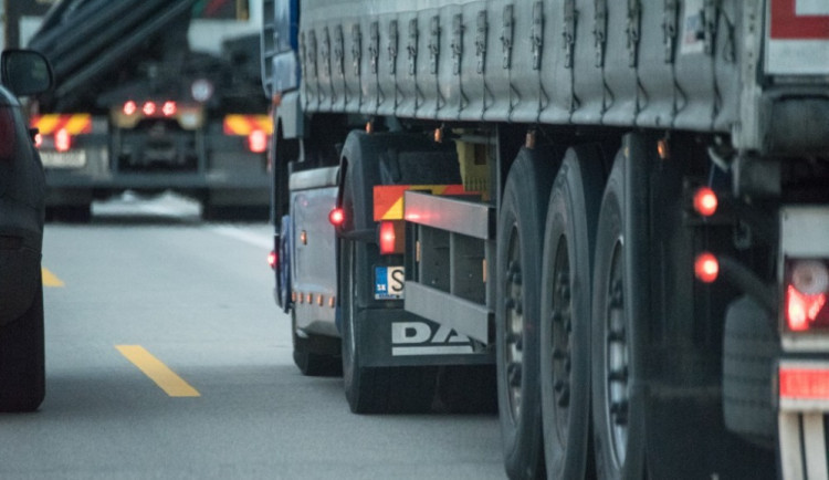 ANKETA: Testují se nové zákazové značky na předjíždění kamionů na dálnici. Jsou jediným řešením?