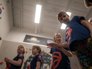 Lezení je přirozený pohyb. Klub LK Boulder láká děti na moderní sport