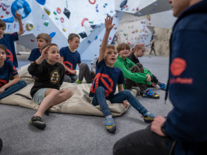 Lezení je přirozený pohyb. Klub LK Boulder láká děti na moderní sport