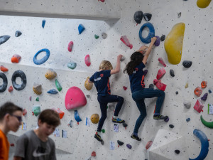 Lezení je přirozený pohyb. Klub LK Boulder láká děti na moderní sport