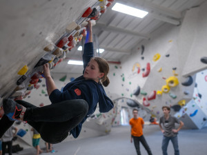 Lezení je přirozený pohyb. Klub LK Boulder láká děti na moderní sport