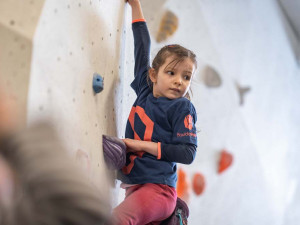Lezení je přirozený pohyb. Klub LK Boulder láká děti na moderní sport