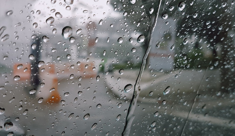 Déšť a zima vydrží do poloviny pracovního týdne. O víkendu se vrátí léto 