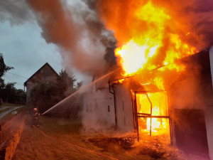 V Heřmanicích hořel rodinný dům. Část se zřítila