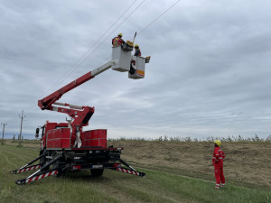 Energetici s ochranáři dávají na dráty vysokého napětí výstražné koule, aby neumírali ptáci